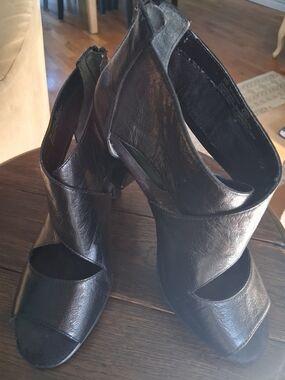 AEROSOLES Black Crisscross Open-Toe Heels